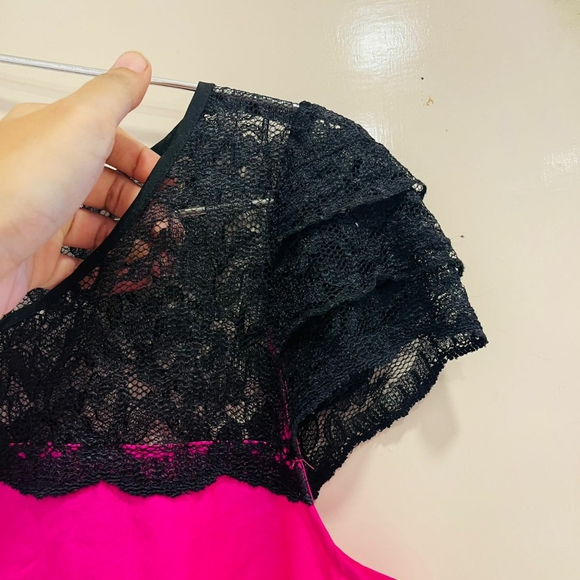 EXPRESS Fuschia pink top with black lace - Picture 5 of 6